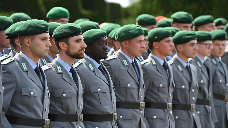 Sie sind bereit, das Land zu verteidigen: öffentliches  Gelöbnis im September in Düsseldorf.