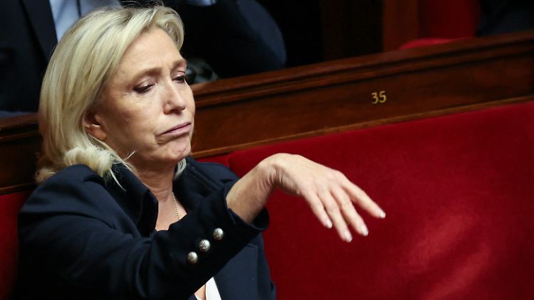 Falls die Regierung von Präsident Emmanuel Macron stürzt, könnte Le Pen nicht wieder für einen Sitz in der Nationalversammlung kandidieren und wäre ihren Posten als Fraktionschefin los.