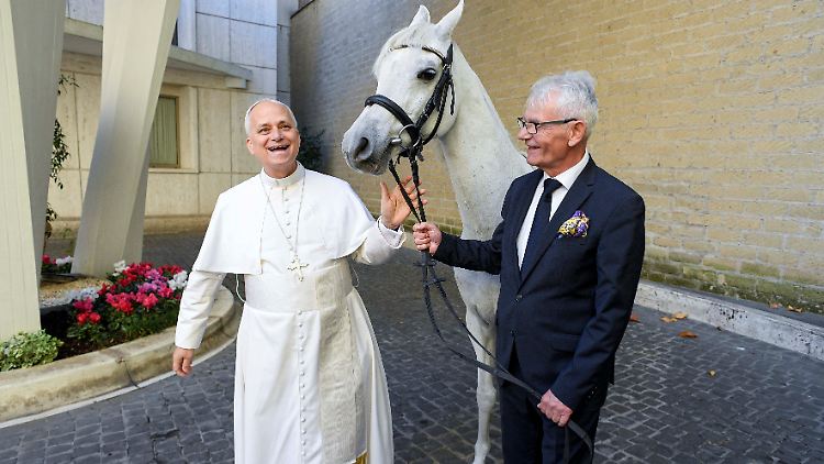 Nach dem Wunsch von Züchter Michalski soll das Papst-Pferd versteigert und der Erlös bedürftigen Menschen zugutekommen.