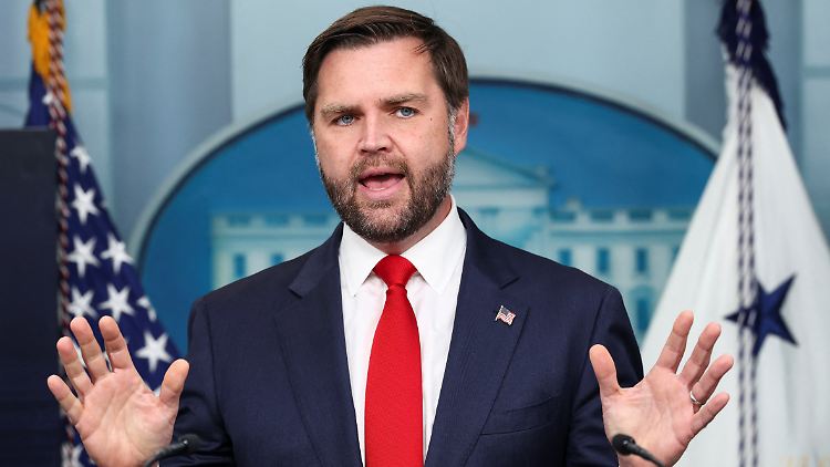 US-Vizepräsident JD Vance - hier bei einer Pressekonferenz im Weißen Haus - spielt die Bedeutung der Chats herunter.