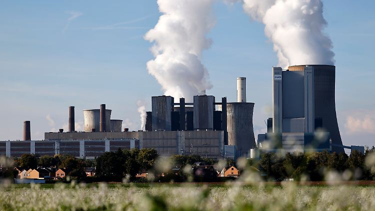 Dampfschwaden am Kohlekraftwerk Niederaußem.