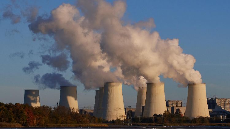 Durch die Nutzung fossiler Energieträger wie Erdöl und Erdgas nimmt deren Konzentration in der Erdatmosphäre zu.