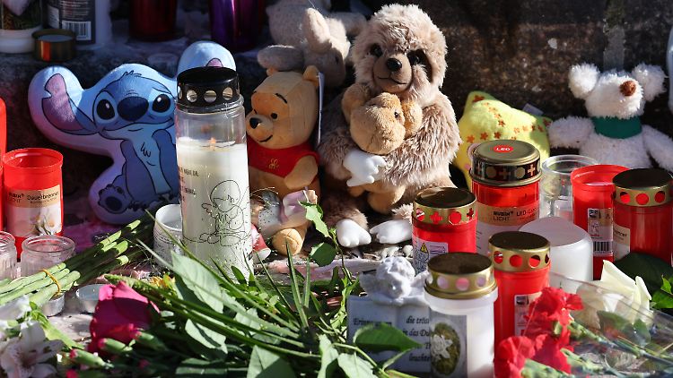 Im Gedenken an den vermissten achtjährigen Fabian haben Menschen Grablichter, Blumen und Plüschtiere vor der Marienkirche abgelegt.