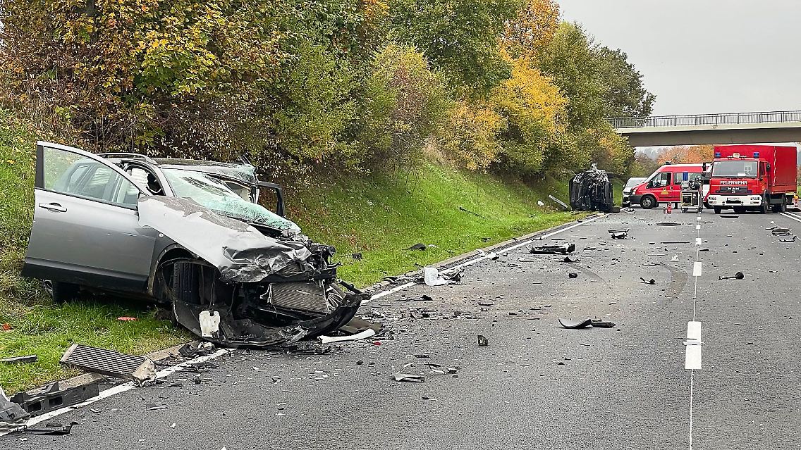 Totale Verwüstung auf der Straße nach dem Unfall.