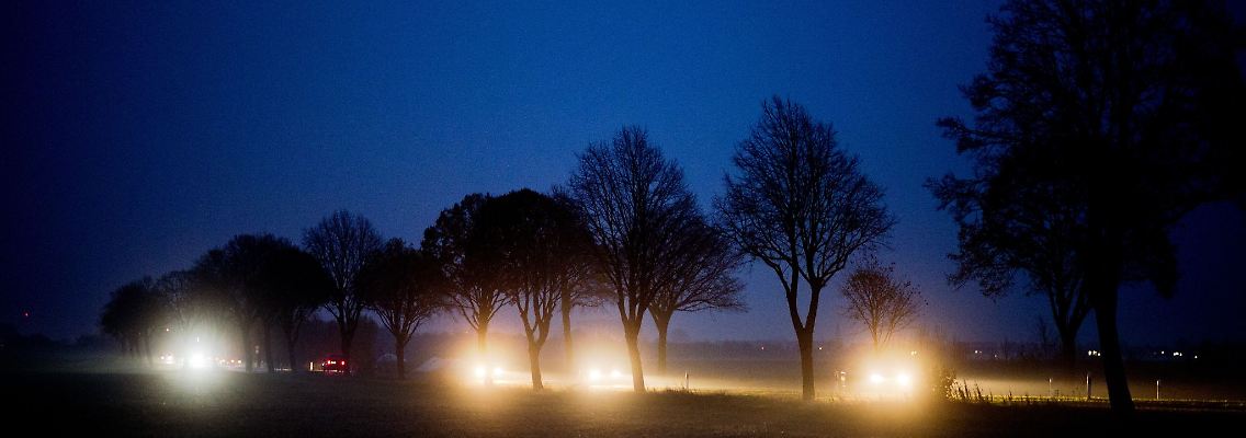 Mystische, aber gefährliche Stimmung: Gerade in der dunklen Jahreszeit steigt die Gefahr am Steuer von den Lichtern anderer Fahrzeuge geblendet zu werden.
