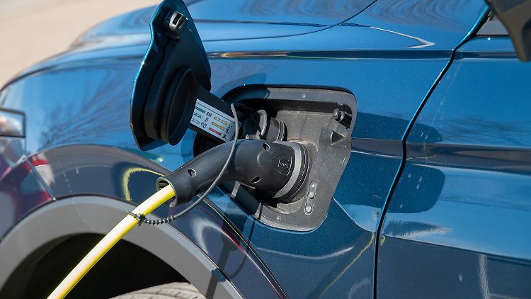Mit Stecker und Auspuff: Autos mit Plug-In-Hybrid-Motor sind nicht so umweltfreundlich, wie viele glauben.