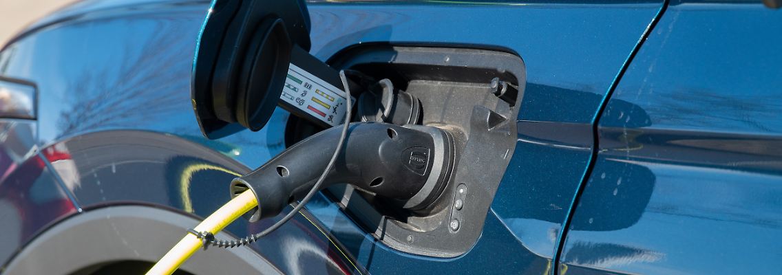 Mit Stecker und Auspuff: Autos mit Plug-In-Hybrid-Motor sind nicht so umweltfreundlich, wie viele glauben.