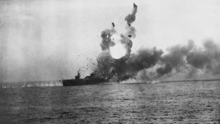 Eine schwere Explosion erschüttert den US-Geleitträger "St. Lo" kurz nach dem Kamikazeangriff am 25. Oktober 1944.