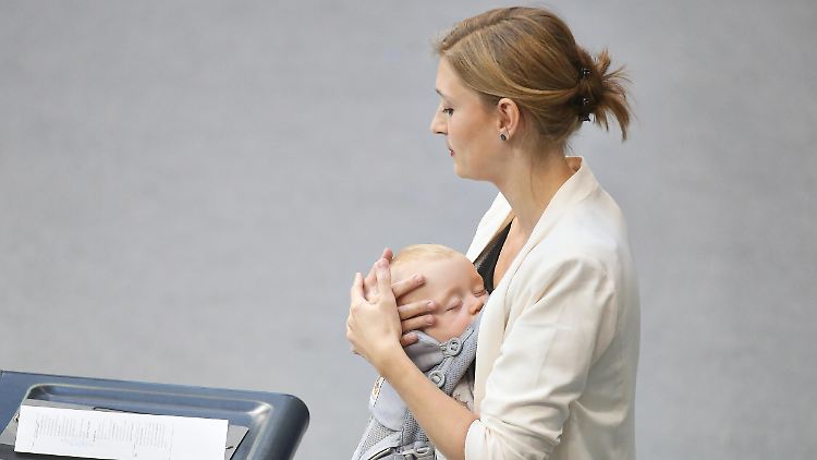 Hanna Steinmüller war im September die erste Bundestagsabgeordnete, die mit Baby eine Rede im Plenum hielt.