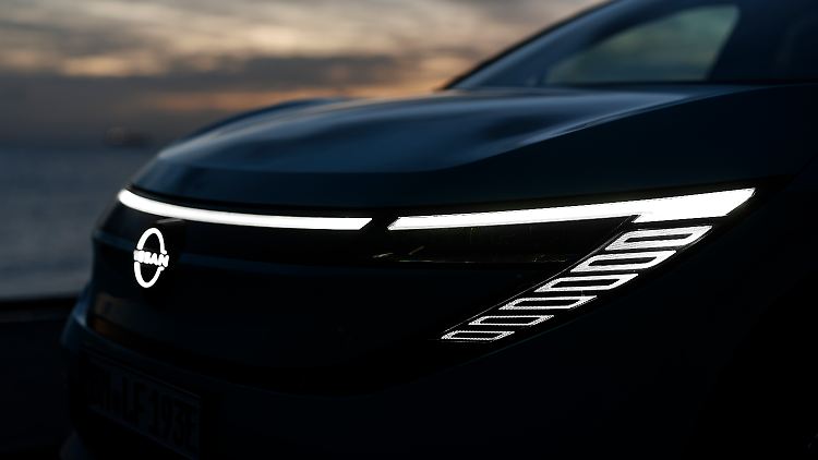 Der Nissan Leaf hat eine eindrucksvolle Lichtgrafik fürs Sehen und vor allem Gesehenwerden.