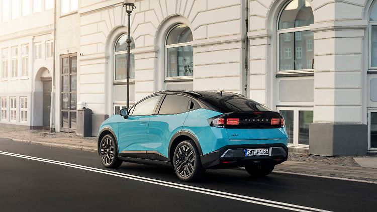 Der Nissan Leaf gefällt mit seiner coupéhaften Form. Die Heckleuchtengrafik mit zwei und drei Elementen sagt ni (japanisch für 2) und san (japanisch für 3) – Nissan.