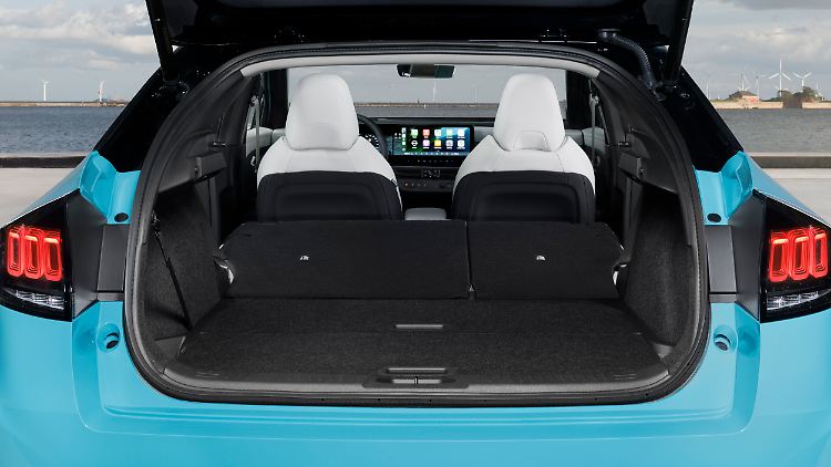 Der Nissan Leaf verfügt über einen gut nutzbaren und horizontal teilbaren Kofferraum mit 437 bis 1050 Litern Volumen.