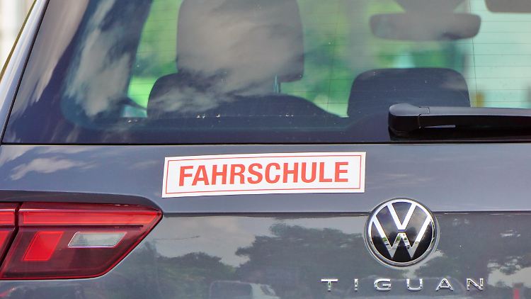 Die vielen Fahrstunden machen den Führerschein besonders teuer, erklärt die Bundesvereinigung der Fahrlehrerverbände.