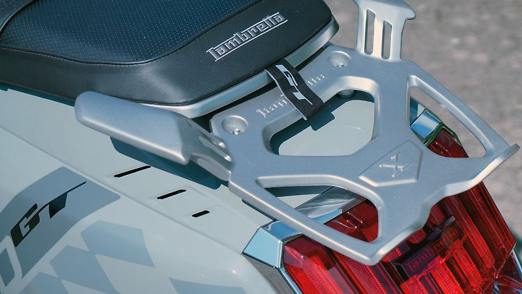 Der neue Gepäckträger der Lambretta ist wie die Scheibenhalterung in einem Stück aus Leichtmetall gegossen.