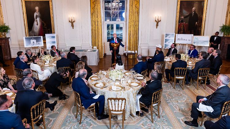 US-Präsident Trump lässt das Weiße Haus nach seinen Wünschen umgestalten. Ein neuer Ballsaal wird 250 Millionen US-Dollar kosten.