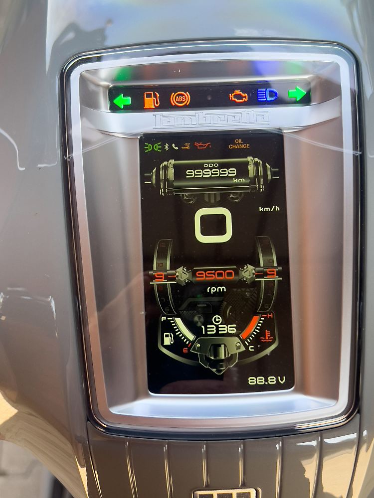 Das neue Voll-TFT-Instrument in der Lampenverkleidung hat mehrere Anzeigelayouts und ermöglicht eine Bluetooth-Kopplung mit dem Handy.