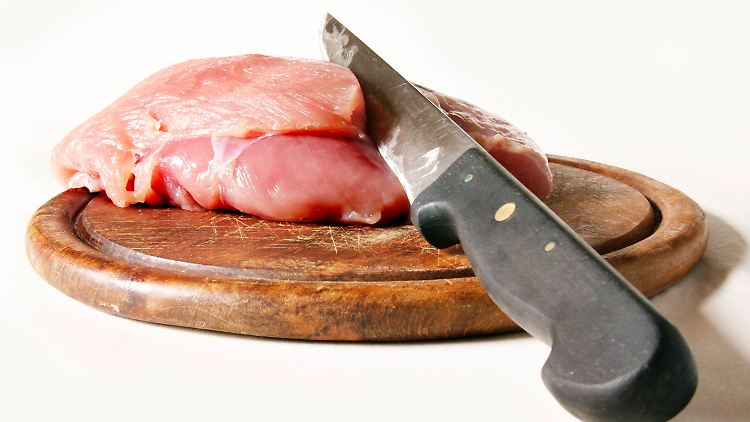 Damit der Verzehr von Putenfleisch nicht in die Hose geht, sind Verbraucher aufgefordert, auf Hygiene zu achten.