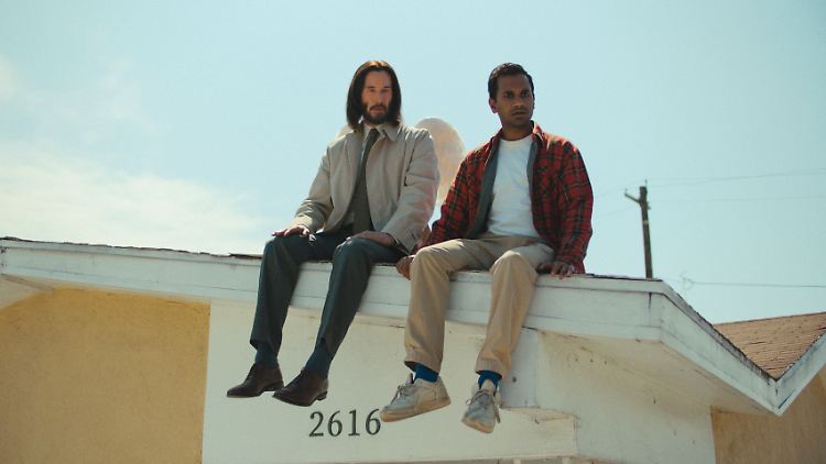 Manchmal hilft ein Perspektivwechsel, um zu erkennen, worauf es wirklich ankommt im Leben. Gabriel (Keanu Reeves, l.) möchte Arj (Aziz Ansari) diesen Wechsel ermöglichen.