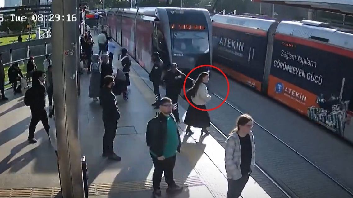 frau_straßenbahn_türkei.jpg