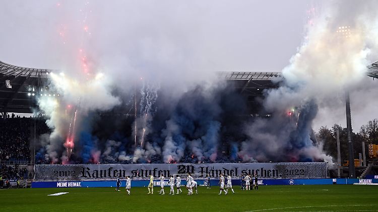 Ein Pyroeinsatz von 2022 hatte zahlreiche unangenehme Folgen: Mehrere Menschen wurden verletzt.