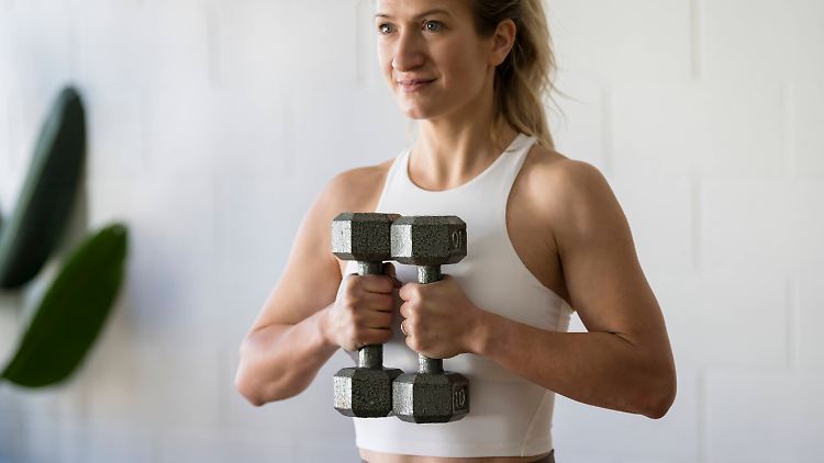 Vor allem Menschen, die während ihrer Arbeit sitzen, profitieren von Krafttraining.