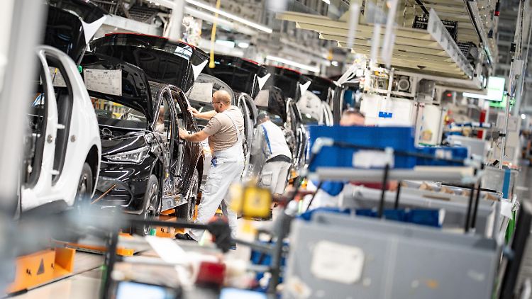 Produktionslinie in einem VW-Werk: Die Automobilbranche muss sich wandeln - weg vom Verbrenner, hin zum E-Antrieb.