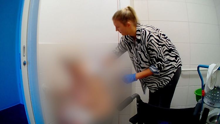 Die Reporterinnen dokumentieren Zustände, die niemand aushalten möchte.