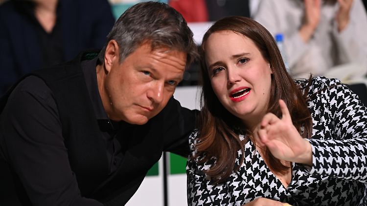 Robert Habeck, damals noch Wirtschaftsminister, und Ricarda Lang bei einem Bundesparteitag im vergangenen Jahr.