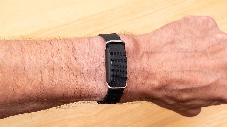 Das Gerät wiegt mit Armband gerade mal 16 Gramm.