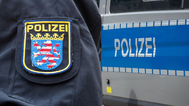 Ermittler sicherten Spuren am Tatort und leiteten eine Fahndung ein, bei der auch ein Polizeihubschrauber beteiligt war. (Symbolbild)