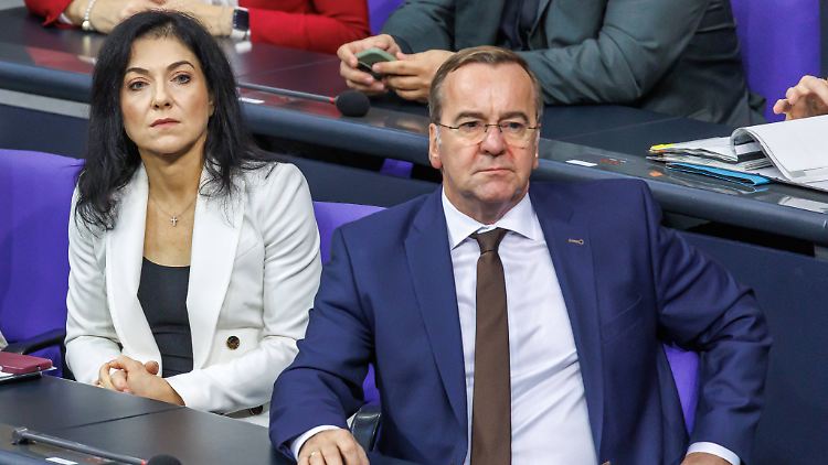 Boris Pistorius verfolgte die Debatte um seinen Gesetzentwurf aufmerksam. Neben ihm Wirtschaftsministerin Katherina Reiche.