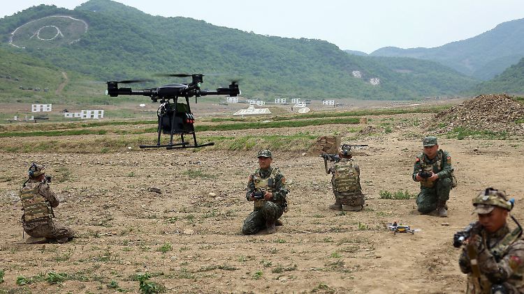 Soldaten der Spezialeinheiten der nordkoreanischen Volksarmee bei einer taktischen Übung mit einer Drohne.