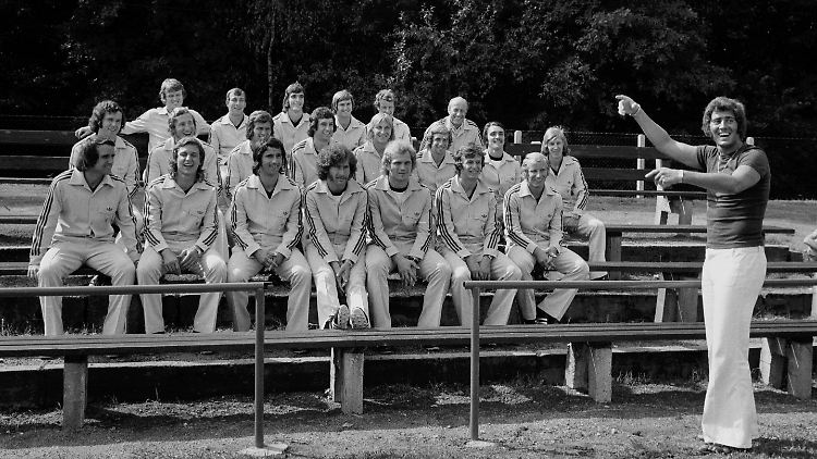 Die Deut. Fußballnationalmannschaft bei Plattenaufnahmen vor der WM 1974 mit Jack White.