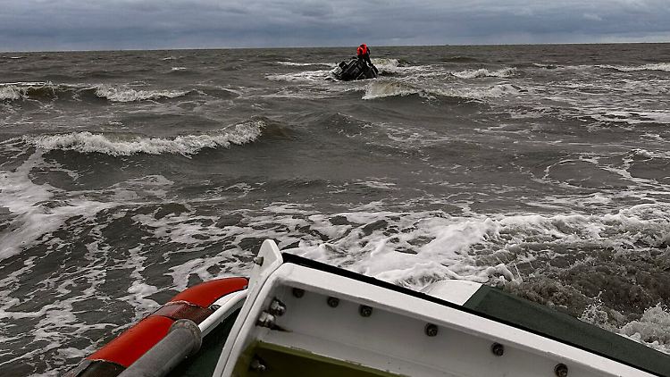 Wegen gefährlicher Strömungen war eine Rettung von einem anderen Boot aus nicht möglich.