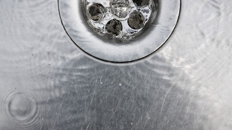 Einfach das Wasser laufenlassen - oft hilft das schon, wenn aus dem Abfluss unangenehme Gerüche aufsteigen.