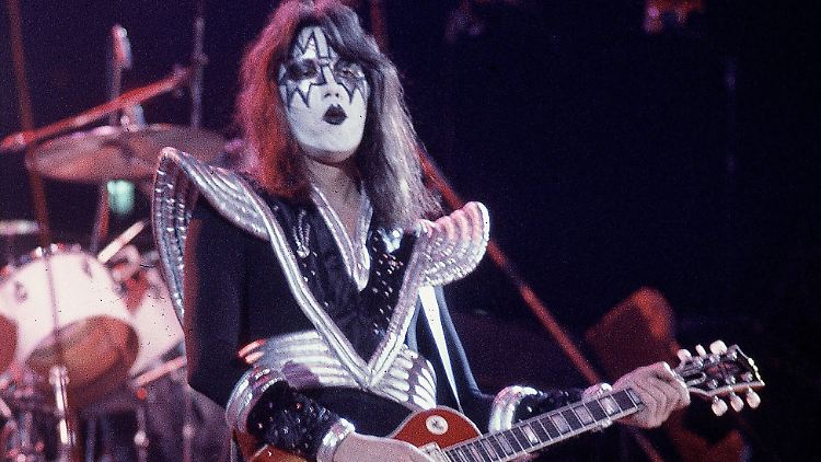 Frehley als "Space Ace" bei einem Kiss-Auftritt 1977.