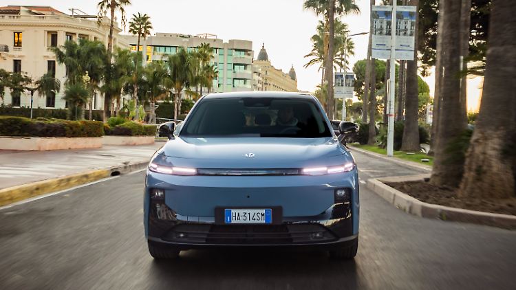 Welche chinesische Marke steckt denn hinter diesem Logo? Inzwischen kann man wirklich durcheinanderkommen. Hier fährt das kompakte SUV Leapmotor B10.