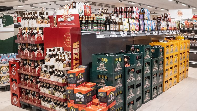 Die Deutschen greifen immer seltener zu Bier und Spirituosen.