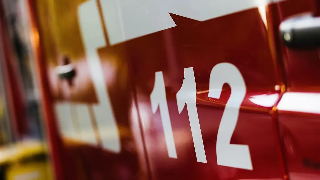 Ein-Feuerwehrfahrzeug-steht-auf-dem-Hof-eines-Feuerwehrgeraetehauses