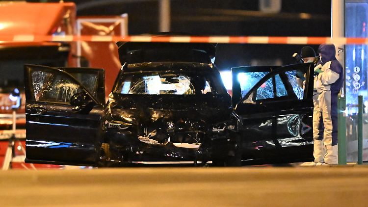 Ermittler sichern Spuren an dem Fahrzeug, mit dem der Angeklagte sechs Menschen tötete und Hunderte verletzte.