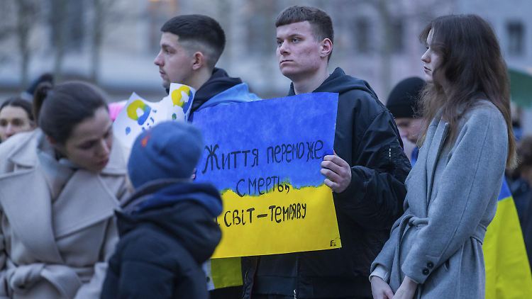 Ukrainische Geflüchtete demonstrieren in Dresden zum dritten Jahrestag des Kriegsbeginns.
