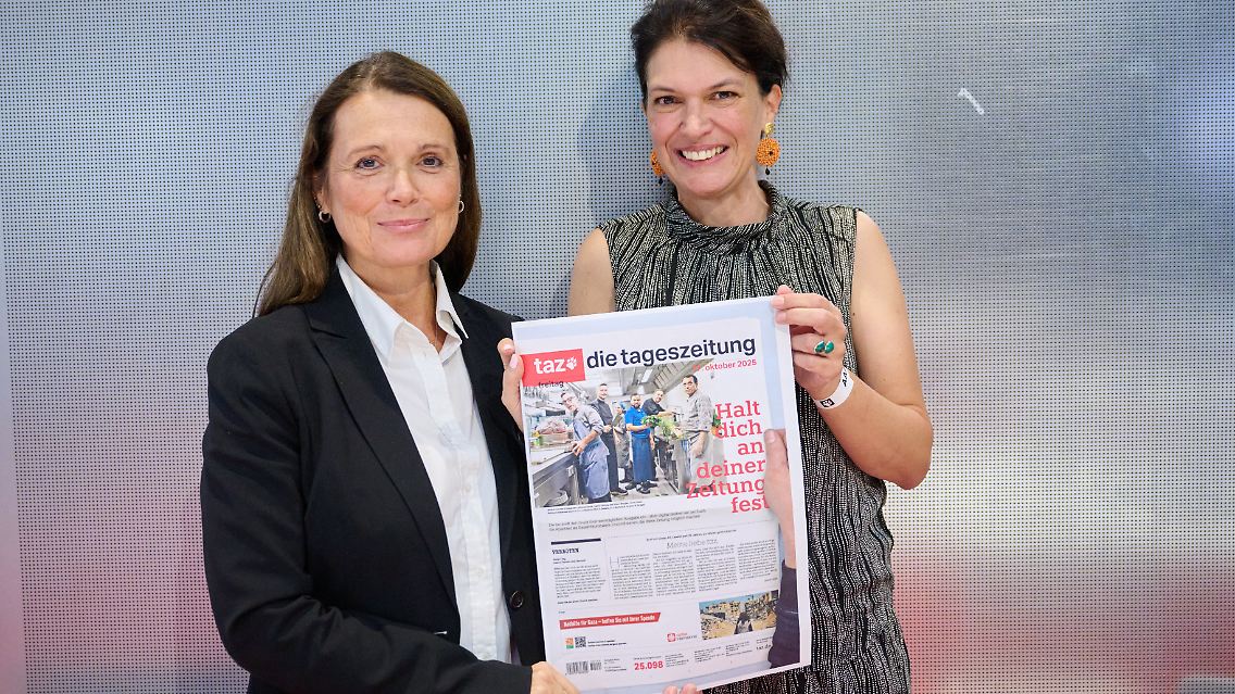 Die beiden Chefredakteurinnen der taz Barbara Junge (l.) und Ulrike Winkelmann mit der ausgedruckten Titelseite.