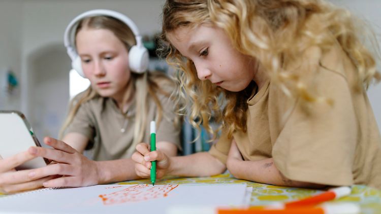 Auch Kinder reden wegen der Smartphone-Nutzung weniger miteinander.
