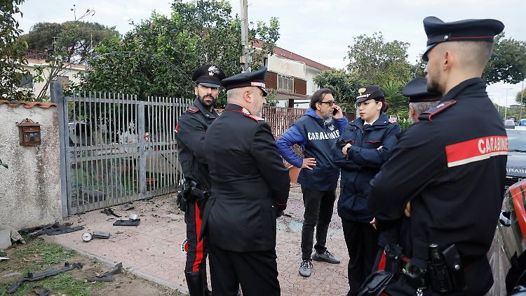 Die Polizei vor dem Haus des Journalisten.