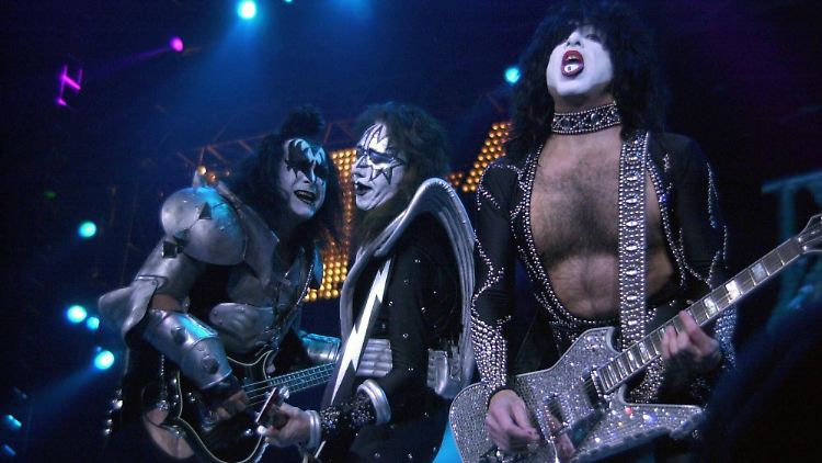 2002 verließ Ace Frehley (M.) Kiss.