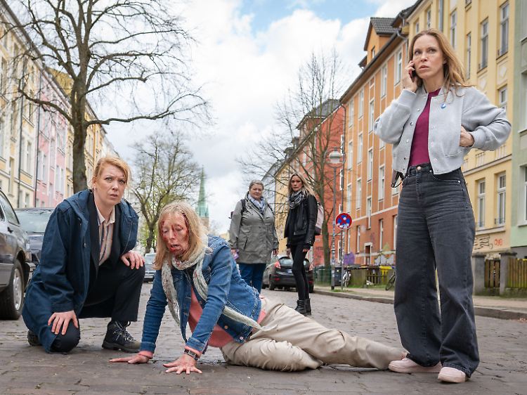 Möwe (Lina Beckmann, l.) und König (Anneke Kim Sarnau, r.) folgen in Rostock einer blutigen Spur.
