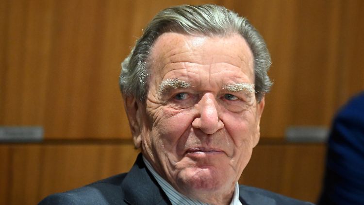 Schröder bat den Vorsitzenden, "diesen Mist" zu beenden.