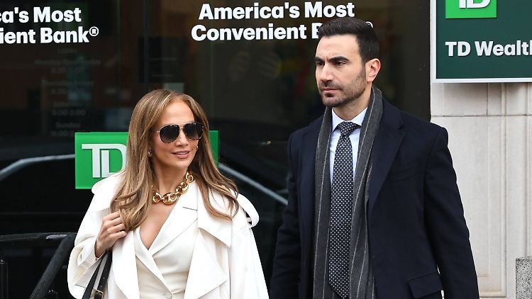 Bei gemeinsamen Dreharbeiten für "Office Romance" soll es gefunkt haben: Jennifer Lopez und Brett Goldstein.