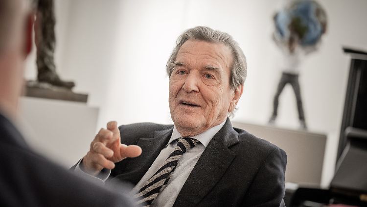 Gerhard Schröder in seiner Kanzlei in Hannover (Archivbild vom März 2024). Hier saß er auch bei der Vernehmung durch den Untersuchungsausschuss - allerdings ohne Krawatte und häufig auch weniger gut gelaunt.