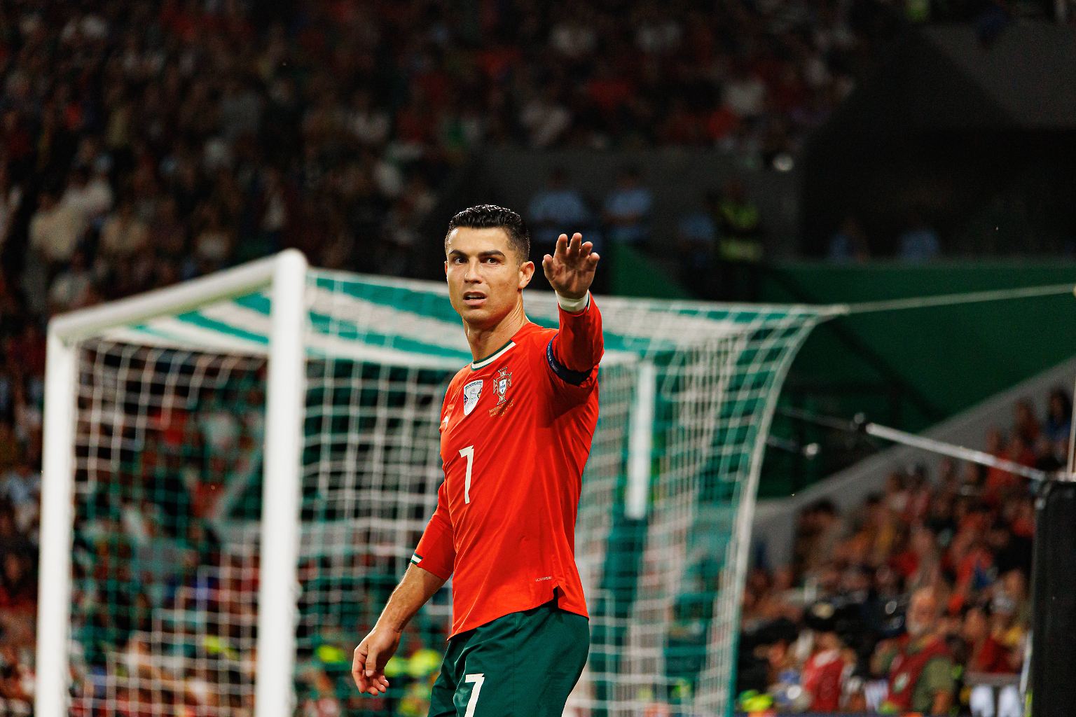 Rund eine Woche nach seiner Ausrufung zum ersten Fußball-Milliardär ist Portugals Superstar Cristiano Ronaldo vom …